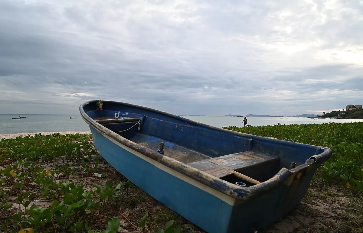 The straightened beach photo, its horizon level